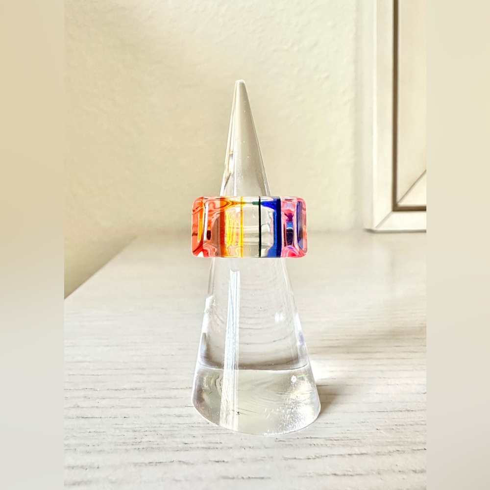RARE VINTAGE 70's-80's LUCITE RAINBOW STRIPES OPTICAL ILLUSION RING